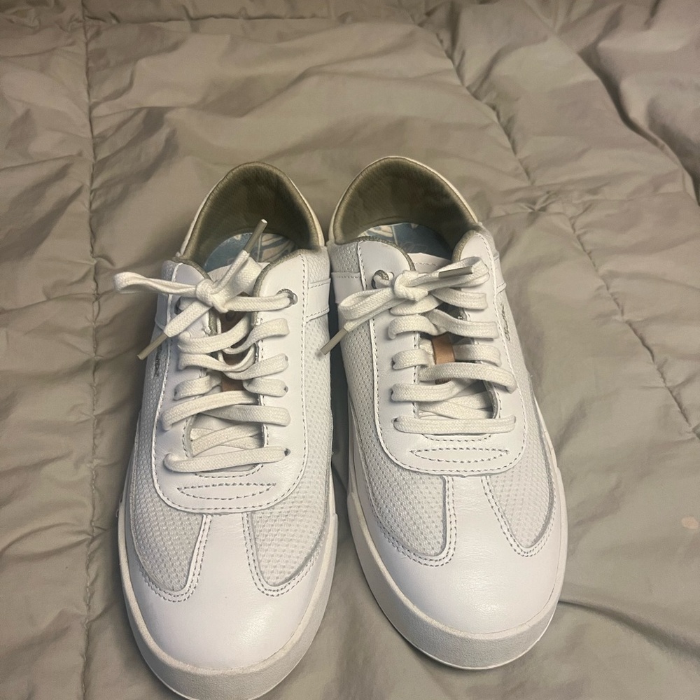 White Leather woman’s pickleball shoes